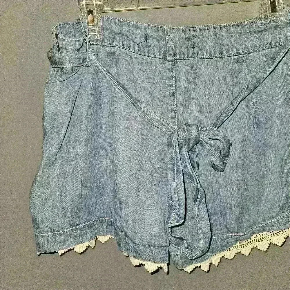 Womans White Trim Jean Shorts Size L, - Picture 2 of 9